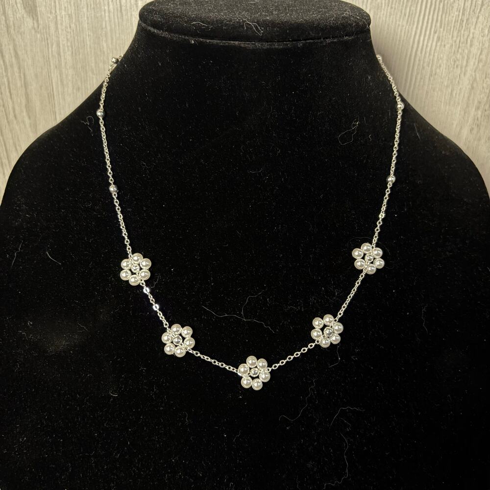 Dainty Beaded flower necklace